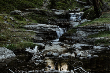 Fin de journée en montagne au bord de la cascade