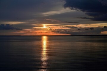 サンロードに染まる静かな入り江の情景＠北海道
