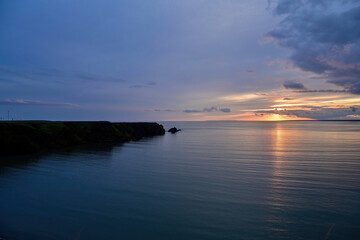 Fototapeta premium 夕焼けに染まる静かな入り江の情景＠北海道