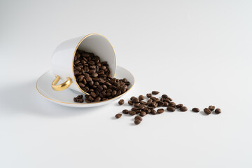 コーヒーカップとコーヒー豆