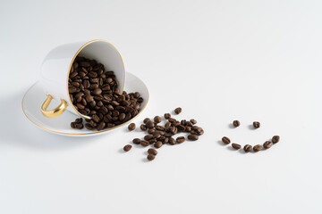 カップに入ったコーヒー豆が溢れてしまってにっこり