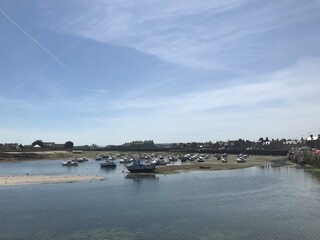 Barfleur im D&eacute;partement Manche in der Region Normandie Frankreich - Gezeitenkraft Gezeiten Ebbe Niedrigwasser mit Fischerboote Boote Ruderboote 