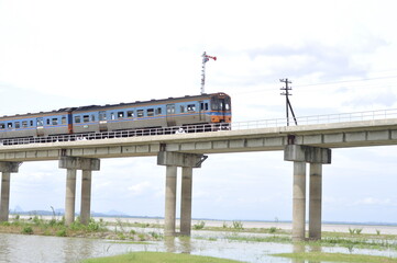 Fototapeta na wymiar train on bridge over the river