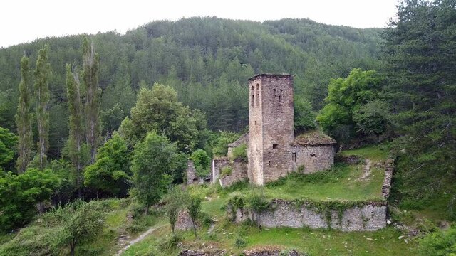 Iglesia abandonada en el valle de la Garcipollera