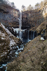 一部が結氷した冬の華厳の滝