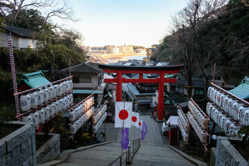 神奈川県藤沢市 江島神社 瑞心門から見る朱の鳥居と湘南海岸