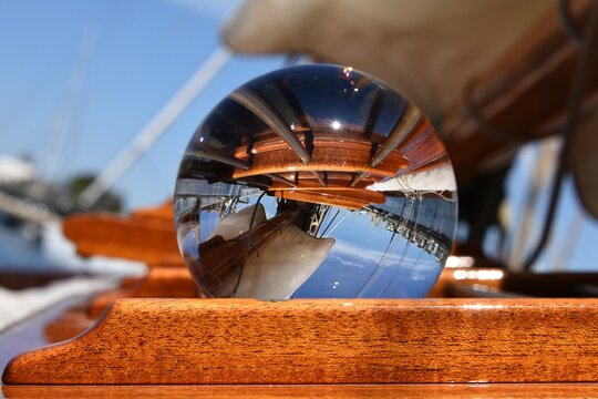 pont de voilier dans une boule de cristal