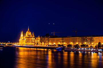 Fototapeta na wymiar Parlament in Budapest