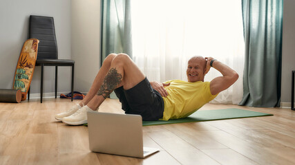 Obraz premium Coach performing exercises in self-isolation