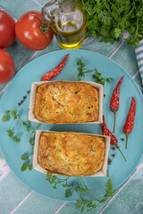petit cake aux légumes dans une assiette	
