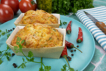 petit cake aux légumes dans une assiette	