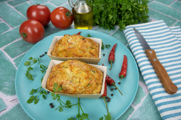 petit cake aux légumes dans une assiette	