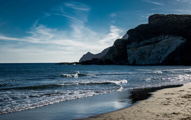 Fototapeta premium Tonos azules en un atardecer de invierno sobre la Playa de Mónsul en la costa mediterránea andaluza