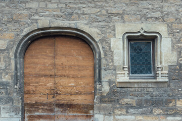 une porte ancienne  et une ancienne fenêtre. Des détails architecturaux du Moyen-âge. La Renaissance architecture