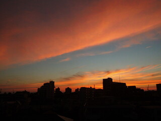 Fototapeta premium 夕焼け 建物のシルエット 雲の塊