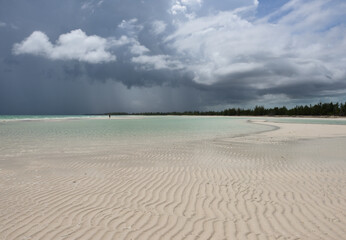 aufziehendes Gewitter an der K&uuml;ste von Grand Bahama