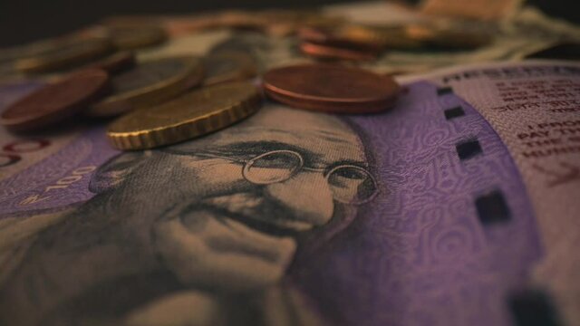 VIDEO MACRO SOBRE DINERO DE DIFERENTES PAISES