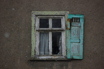 冬のドイツの田舎を街歩き。壊れた窓。