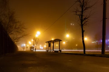 Fototapeten een eenzame passagier wacht op vervoer in de stad mist avond stad snelweg auto ' s stoppen leven in de stad © Михаил Родин