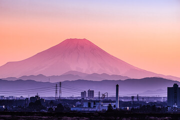 荒川の土手から眺める夕焼けの富士山