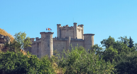 Fototapeta na wymiar El castillo de Torija visto desde la autovía A-2. Fortaleza medieval del siglo XV en la provincia de Guadalajara, España.