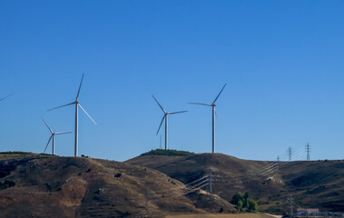 Aerogeneradores el&eacute;ctricos sobre una colina. Parque de energ&iacute;a e&oacute;lica, energ&iacute;a renovable.