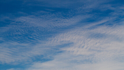 Ciel pommelé de Cirrocumulus et de Cirrus