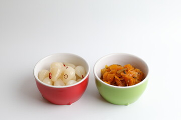 小鉢に入ったらっきょうと福神漬