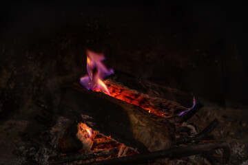 暖かそうな暖炉の写真。炭火の写真。