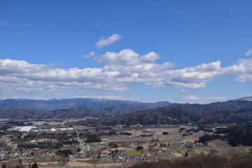 Obraz premium 春が来たばかりの町外れの風景