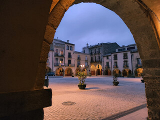 Atardecer visto desde la plaza porticada de Amer (Girona)