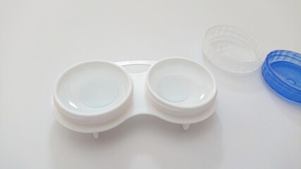 contact lenses in the case