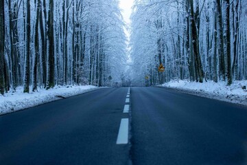 Odśnieżona droga, zima w Polsce