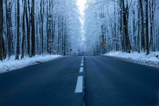 Odśnieżona droga, zima w Polsce