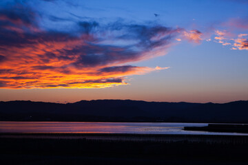 潟湖を照らす美しいグラデーションの夕日 | 福島県相馬市の松川浦