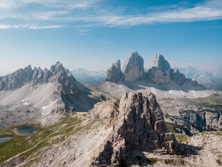 Obraz premium The Torre di Toblin (Toblinger Knoten) in front of the Tre Cime di Lavaredo (Drei Zinnen), South Tyrol, Italy