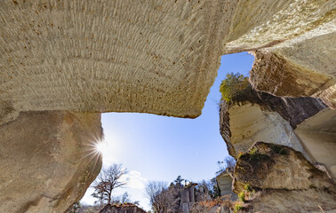 青空と雲と巨大な岩