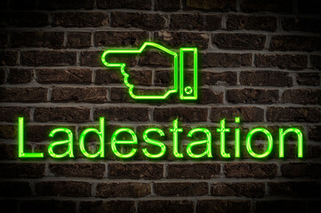 Fototapeta premium Leuchtreklame Ladestation