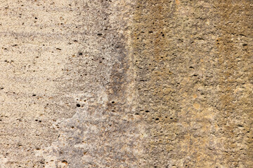切り出した跡が残る大谷石の壁