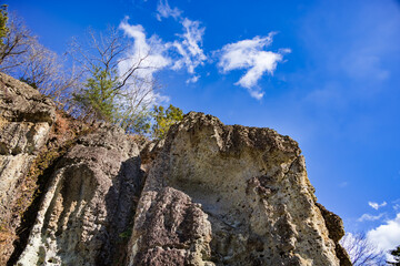 青空と雲と巨大な岩