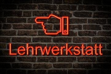 Fototapeta premium Leuchtreklame Lehrwerkstatt