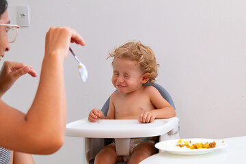 BEBE LOIRO NA CADEIRINHA DE ALIMENTAÇÃO, FAZENDO CARETA, NÃO QUER COMER.