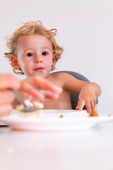 BEBE LOIRO NA CADEIRINHA DE ALIMENTAÇÃO,