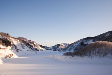 ダム湖を照らす美しい朝日 | 山形県飯豊町の白川ダム