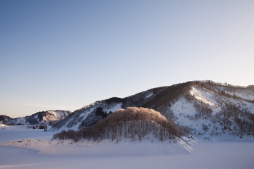 Fototapeta na wymiar ダム湖を照らす美しい朝日 | 山形県飯豊町の白川ダム