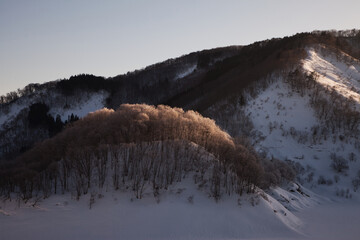 ダム湖を照らす美しい朝日 | 山形県飯豊町の白川ダム