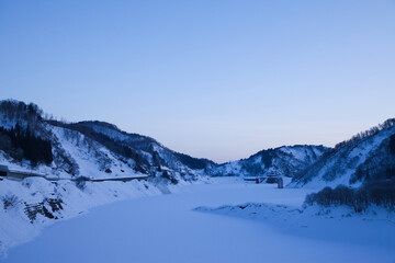 ダム湖を照らす美しい朝日 | 山形県飯豊町の白川ダム