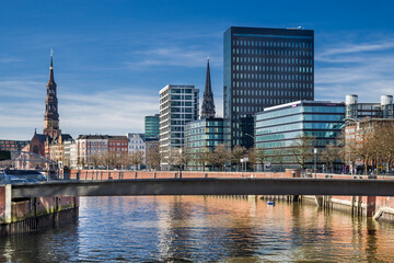 Fototapeta na wymiar Silhouette Hamburg Altstadt am Zollkanal sonnig entzerrt