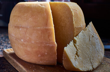 Queso reggianito.