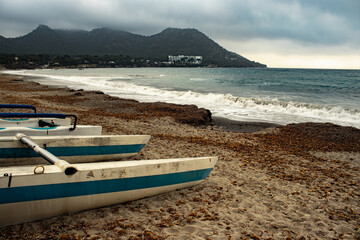 barcos viejos en la orilla del mar